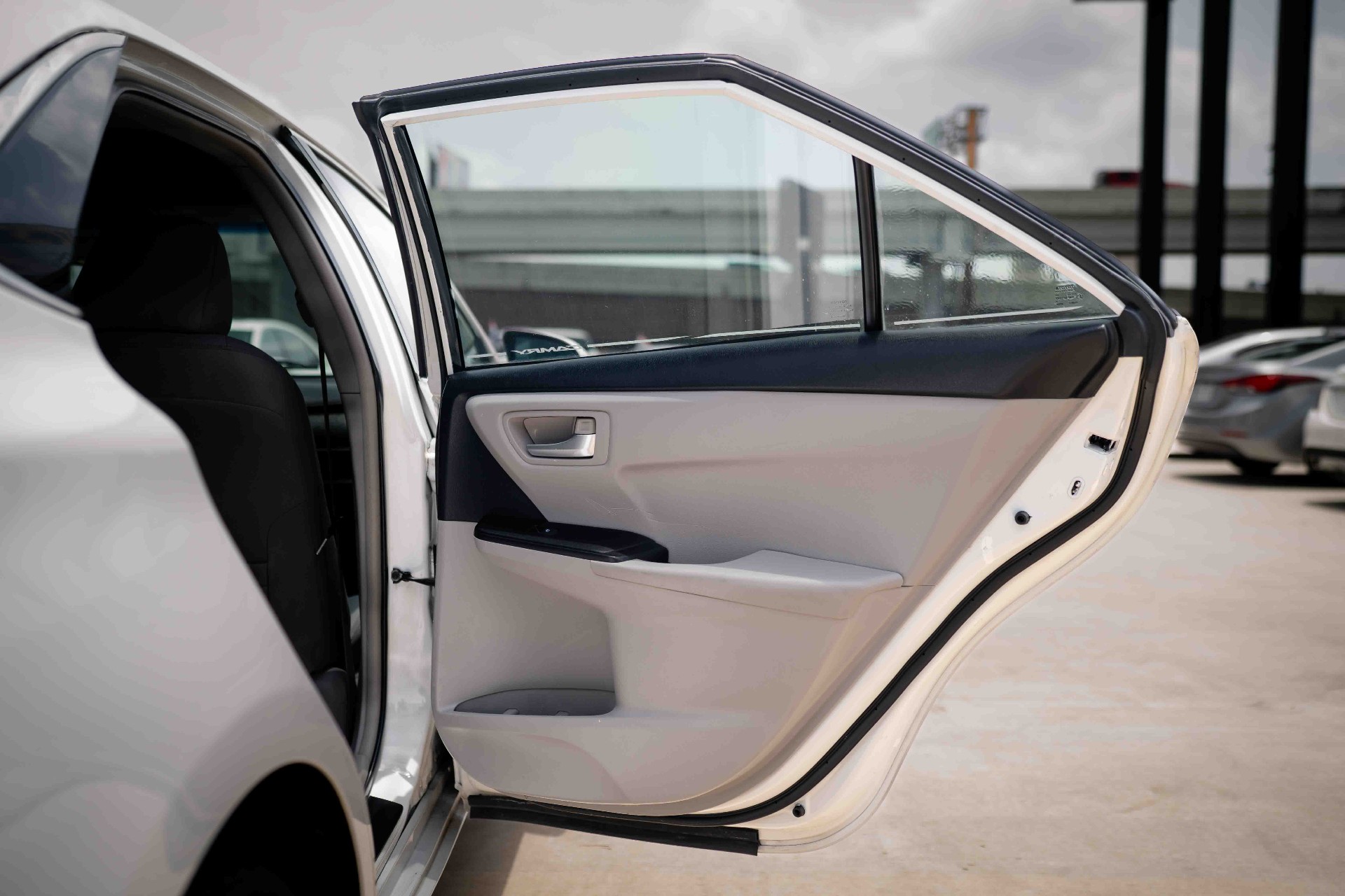 2015 Toyota Camry - Image 11