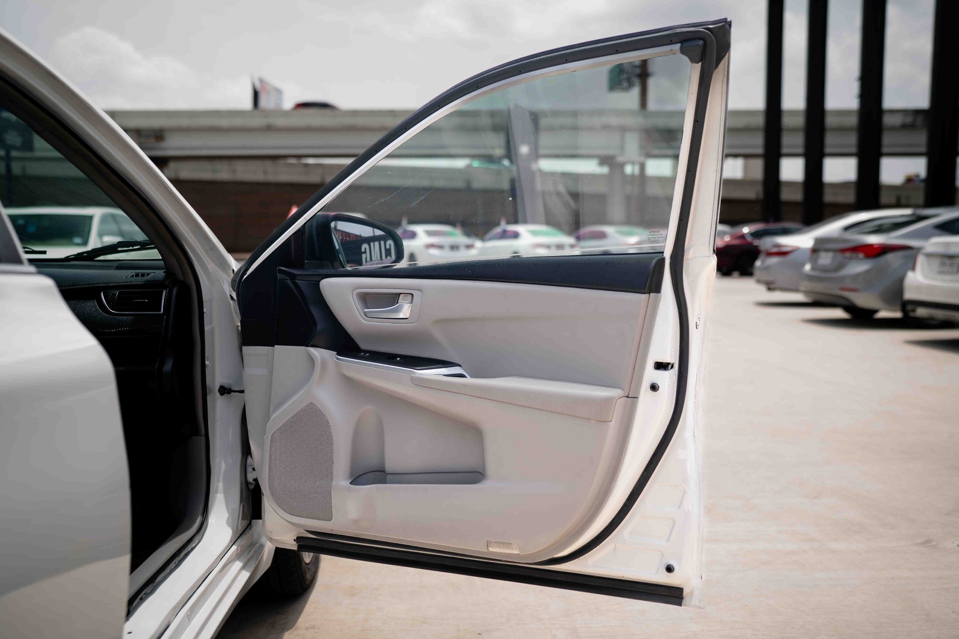 2015 Toyota Camry - Image 12