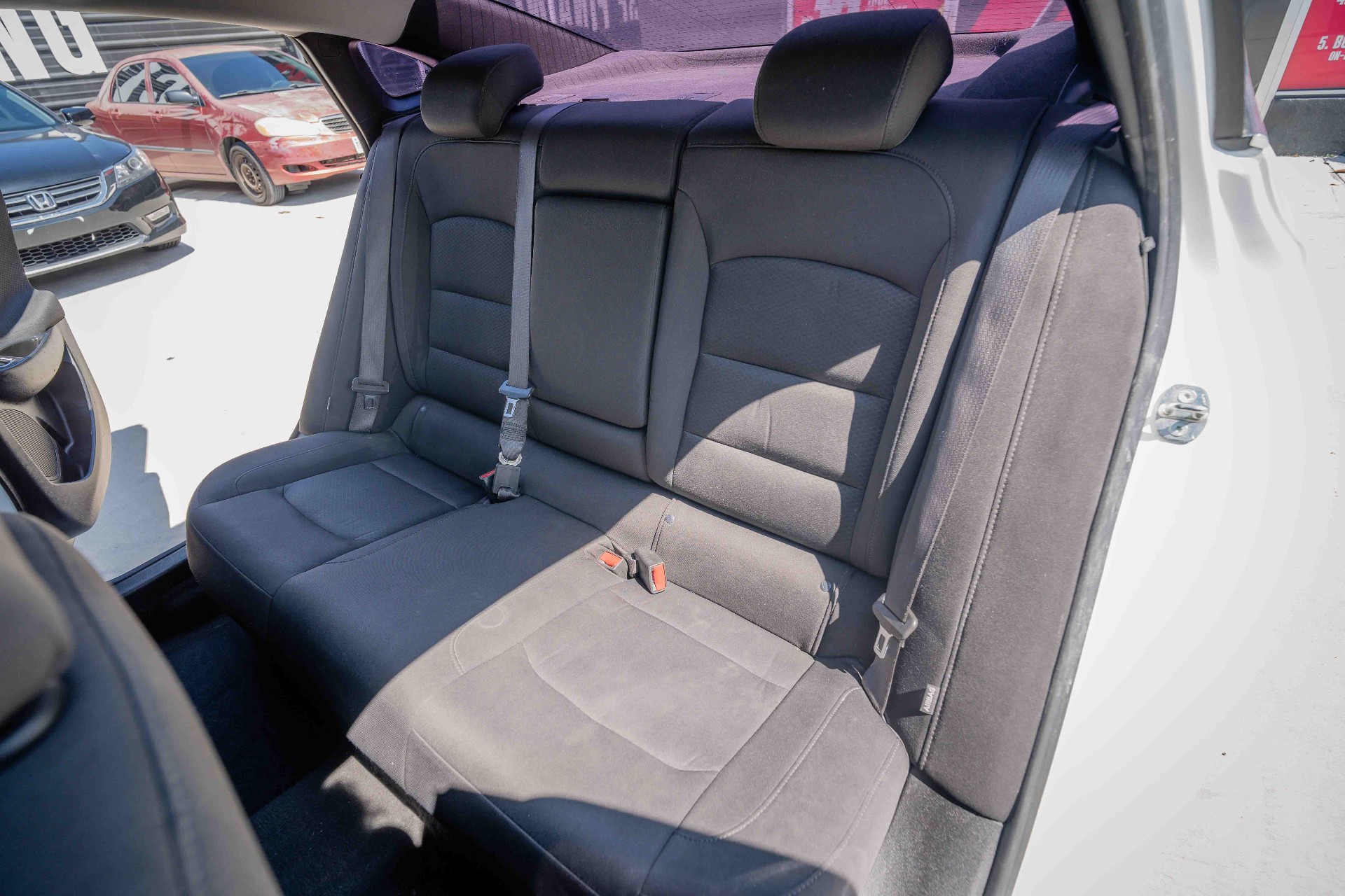 2018 Chevrolet Malibu LT - Image 17
